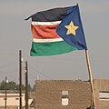 Flagge vor SPLM-Büro bei Karima. Die SPLA ist in Nordsudan angekommen.