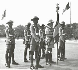 A Force Publique katonái és egy belga tiszt egy felvonuláson az 1940-es években
