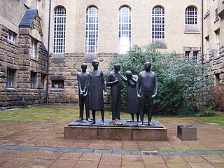 Gedenkstätte Münchner Platz Dresden, Figurengruppe von Arndt Wittig im Innenhof des heutigen Schumannbaus der TU Dresden