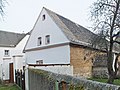 Scheune, Seitengebäude (Auszugshaus), zwei weitere Seitengebäude und Hofpflasterung eines Bauernhofes sowie Grenzsteine im Hof