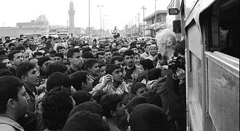 Boucliers humains volontaires traversant la frontière, accueillis par les Irakiens le 15 février 2003, le jour des grandes manifestations dans de nombreuses villes du monde contre la guerre en Irak, et cinq jours avant l’offensive américano-britannique débutant la troisième guerre du Golfe. (définition réelle 2 032 × 1 112*)