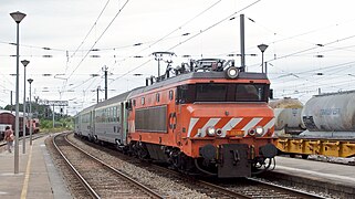 CP 2608 en tête d'un InterCidades composé de voitures Corail à Pampilhosa.