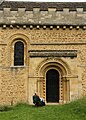 Un portail secondaire et une fenêtre de l'église du village d'Iffley, Oxfordshire.