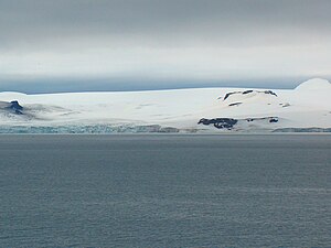 Blick von Half Moon Island über die McFarlane Strait Hinweg auf die Mündung des Murgasch-Gletschers in die Kramolin Cove