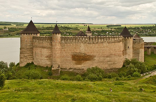 Panorama tvrđave Hotin na desnoj obali reke Dnjestar, u Hotinu, Černovačka oblast, Ukrajina. Zamak je 2007. godine na javnom takmičenju izabran za jedan od Sedam čuda Ukrajine