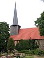 KW 12: Die Dorfkirche Leizen wurde in der Mitte des 13. Jahrhunderts in Feldstein gemauert. Sie steht inmitten eines mit einer Feldsteinmauer begrenzten Kirchhofes. Sie wurde in der zweiten Hälfte des 18. Jahrhunderts umfassend saniert. Der verbretterte Dachturm aus Holz aus dieser Zeit wurde mit einem sehr spitzen Helm bekrönt. Der spätgotische Schnitzaltar mit der Darstellung der Krönung Mariens im Mittelteil ist eine Arbeit vom Anfang des 16. Jahrhunderts. Die Kanzel wurde zum Ende des 18. Jahrhunderts eingebaut. Weiterlesen