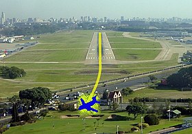 En esta imagen se aprecia la trayectoria aproximada que tomó el avión en su intento de despegue, cruzando la avenida y terminando su mortal carrera sobre el campo de golf