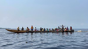 Ein Motorboot ist auf dem Tumbasee unterwegs