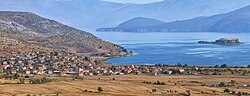 Pustec falu látképe a Preszpa-tóval és Maligrad szigetével