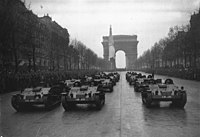 Le 18ème anniversaire de l'Armistice - le défilé des chenillettes Renault