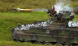 Un véhicule de combat d'infanterie Marder 1A3 d'un bataillon de Panzergrenadier tirant un missile Milan en 2004.