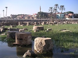 Die ruïnes van die suilesaal van Ramses II by Memphis.