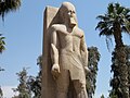 Stehende Kolossalstatue von Ramses II.