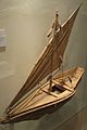 דגם פרימיטיבי של סירה. ראשית המאה ה-20. מזרח אפריקה. עשוי עץ רך. עבודת יד של ילד-ספן.