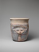 Vas în forma capului zeiței Hathor; 1390–1353 î.Hr.; ceramică pictată; înălțime: 24,5 cm; Muzeul Metropolitan de Artă