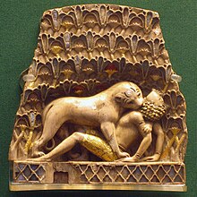 Квадратная желтая табличка с изображением льва, кусающего шею человека, лежащего на спине