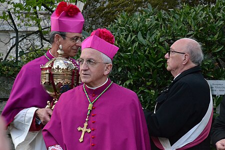 Départ de la procession des ostensions septennales d'avril 2023, depuis la colline de Montjovis, en présence de l'évêque Pierre-Antoine Bozo et du nonce apostolique Celestino Migliore.