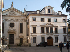 Palazzo Roma, sulla sinistra l'Oratorio del Gonfalone