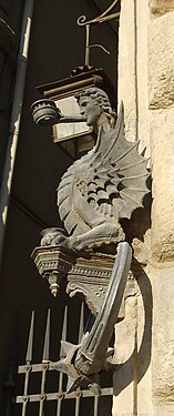 Portafiaccola, porte-flambeau d'angle décoré d'une figure mythologique.