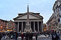 La fontana, di fronte al Pantheon