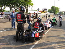 Simon Neary en Paul Knapton wachten op de start van de eerste race van 2010 achter Klaus Klaffenböck/Daniel Sayle en Dave Molyneux/Patrick Farrance. Ze zouden als vierde eindigen. In de tweede race hadden ze een flinke voorsprong toen ze bij Bungalow uitvielen.