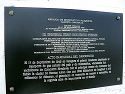 Placa conmemorativa que recuerda la apertura del gasoducto a cargo de Perón y el gobernador Solari