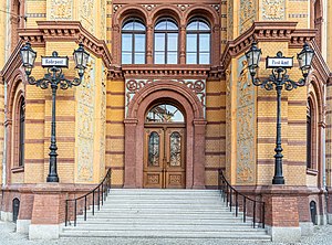 28. Platz: Matthias Süßen mit Eingangsportal des Postfuhramts in Berlin-Mitte