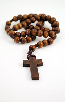 chapelet formé d'une simple croix et de billes en bois passées sur un fil.