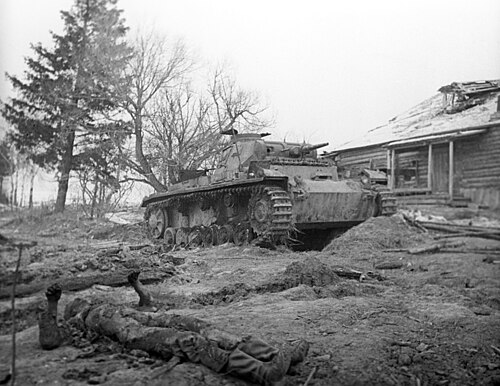 Xe tăng Panzer III (Đức) tấn công gần làng Skirmanovo, khu vực Moskva, mùa đông năm 1941