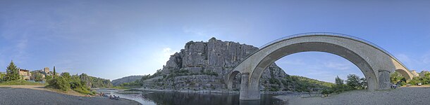 Rives de l'Ardèche à Balazuc