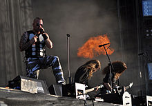 Zleva: Zpěvák Joakim Brodén, baskytarista Pär Sundström a kytarista Chris Rörland hrající na festivalu Wacken Open Air 2013