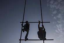 دو کارگر ساختمان در بالای داربست ها