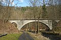 Der Malerweg im Sebnitztal unterhalb der Burg Schwarzberg mit der Sebnitztalbrücke der ehemaligen Schwarzbachbahn