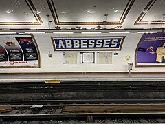 Le nom de la station sur le quai.