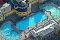 Воздушный снимок лечебной купальни — в середине плавательный бассейн, налево бассейн с сюрпризами, направо термальный бассейн