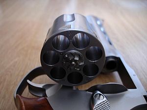 As sete câmaras de um revólver desmuniciadas