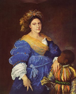 Peinture (fond marron). Portrait d’une femme debout, portant une robe bleue. Sa main gauche est posée sur l’épaule d’un enfant noir (tête de profil vers la gauche, regard fixé sur le visage de la femme).
