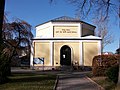 Parentationshalle, Nebengebäude, Friedhofsmauer, zwei Grabplatten (Einzeldenkmale zu ID-Nr. 09305449)