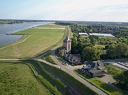 Het Veerhuis (rechtsonder) en de "Dikke Toren" van Varik