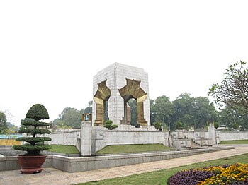 English: Vietnam War Memorial, Hanoi.