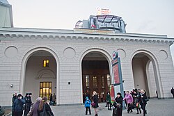 Het gemeenschappelijke stationsgebouw met de Sokolnitsjeskaja-lijn