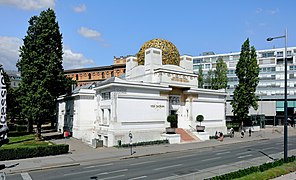 Le pavillon de la Sécession construit par Josef Maria Olbrich (1897) pour accueillir des expositions d'avant-garde. Sur le fronton est inscrite la devise de la Sécession « À chaque époque son art, à l'art sa liberté » et « Ver sacrum »