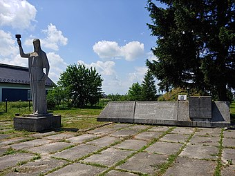 Символічна могила радянським воїнам
