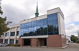 Бухарская мечеть занимает правое крыло здания Центра отдыха «Kingdom»