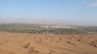 Die Kumtag-Wüste, auch Turpan Kumtag genannt, an der Stadt Shanshan. Hier das als Park für Touristen erschlossene Dünenfeld am Stadtrand.