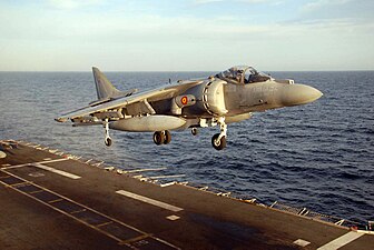 'n AV-8B Harrier land aan boord Principe de Asturias