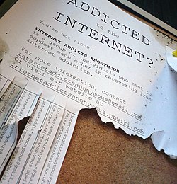 نشرة إعلانية عام 2009 لمجموعة دعم إدمان الإنترنت في مدينة نيويورك.