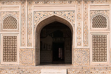 Südliches Tor am Itimad-ud-Daula-Mausoleum, Agra, Indien