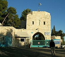 שער הכניסה למתחם ארמון הנציב בו שוכן מטה הארגון