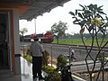 PPKA Stasiun Branti sedang memberikan semboyan 1 untuk KA Babaranjang yang melintas langsung Stasiun Branti